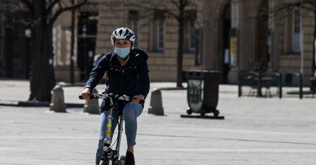 Przed czwartą falę epidemii. W jeden dzień sprzedali pół miliona maseczek