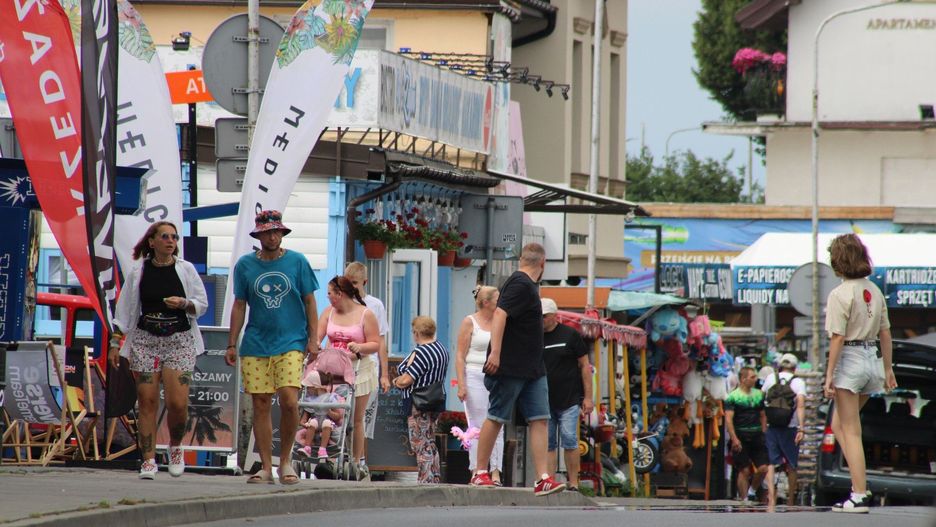 SARBINOWO CHŁOPY POZA PLAŻĄ