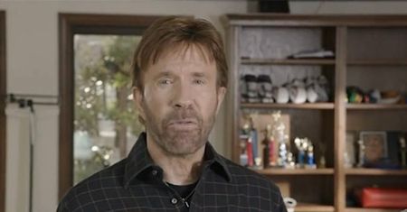 Chuck Norris agituje: "Nie głosujcie na Obamę!"