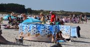 Łeba: Plaża pełna turystów. Upalne zakończenie lata. Koniec września a plażowicze rozstawili parawany!
