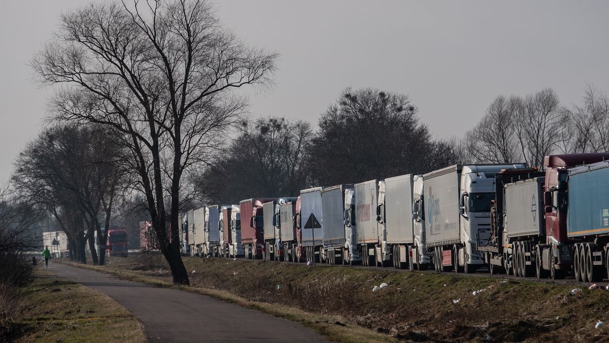Kolejka tirów do polsko-ukraińskiego przejścia w Dorohusku