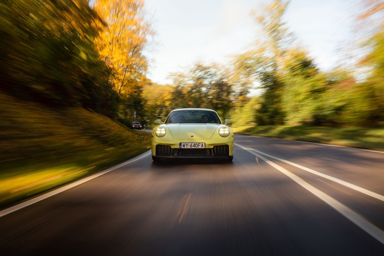 Porsche 918 Spyder vs Porsche 911 Carrera 4 GTS