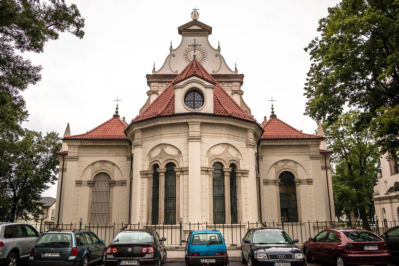 Tajemnice starych krypt w zamojskiej Katedrze. "Niektóre szczątki były złożone w dużych stosach"