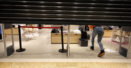 Lockdown w Polsce przed Wielkanocą? "Bezradny rząd podejmuje decyzje na ślepo"