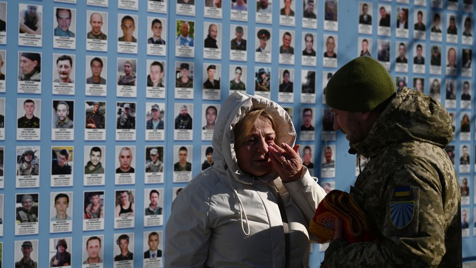 Kijów, Ukraina, 14.03.2023. Uroczystości ku czci żołnierzy poległych w wojnie, obok Ściany Pamięci Poległych za Ukrainę, 14 bm. w Kijowie. (ad) PAP/Viacheslav Ratynskyi