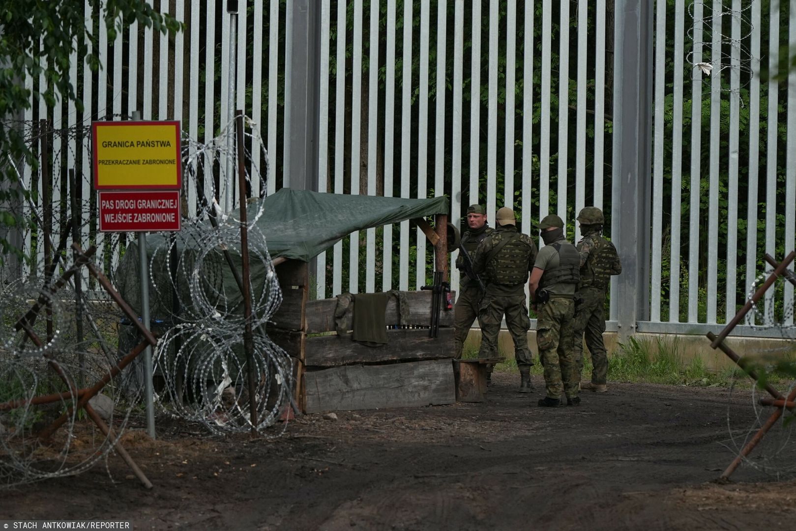 Puszcza Białowieska, okolice wsi Starzyna na Podlasiu. Żołnierze pod barierą na granicy Polski z Bialorusią