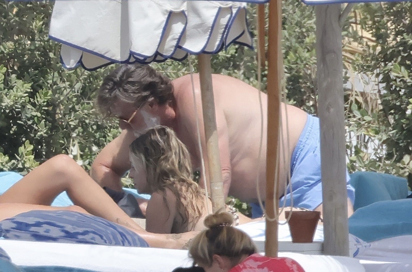 Russell Crowe uskutecznia "plażing" z młodszą o 29 lat ukochaną