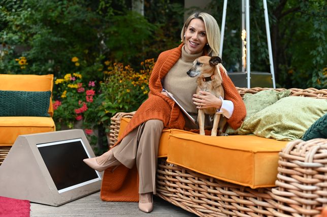 Małgorzata Opczowska w stylizacji z beżowym golfem