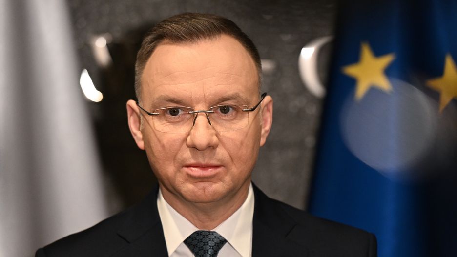 Warszawa, 04.02.2024. Prezydent RP Andrzej Duda podczas wypowiedzi dla mediów, przed wylotem z Warszawy do Nairobi, 4 bm. Prezydent Andrzej Duda z pierwszą damą Agatą Kornhauser-Dudą udają się z wizytą do Afryki Wschodniej. Odwiedzą trzy państwa: Kenię, Rwandę i Tanzanię. Celami wizyty są promocja polskiego biznesu i współpraca w zakresie bezpieczeństwa. (mr) PAP/Radek Pietruszka