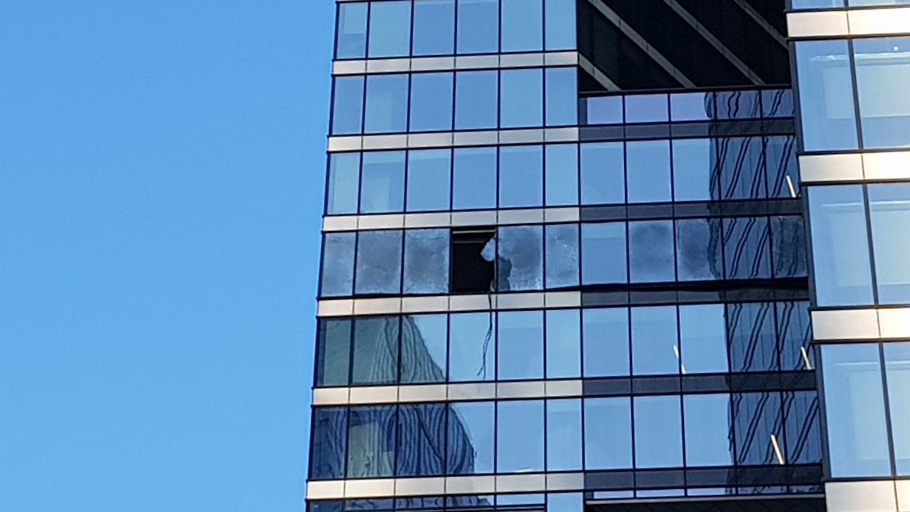 Uszkodzony wieżowiec w Moskwie 