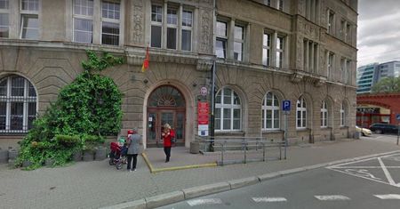 Wrocław. Mieszkańcy stoją w kolejkach pod urzędem. Zmiany w ruchu na ul. Zapolskiej