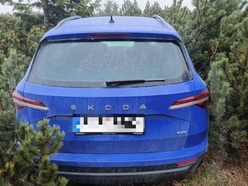 Karpacz: Kradziona skoda odnaleziona w trudno dostępnym górskim terenie. Auto stało w kosodrzewinie