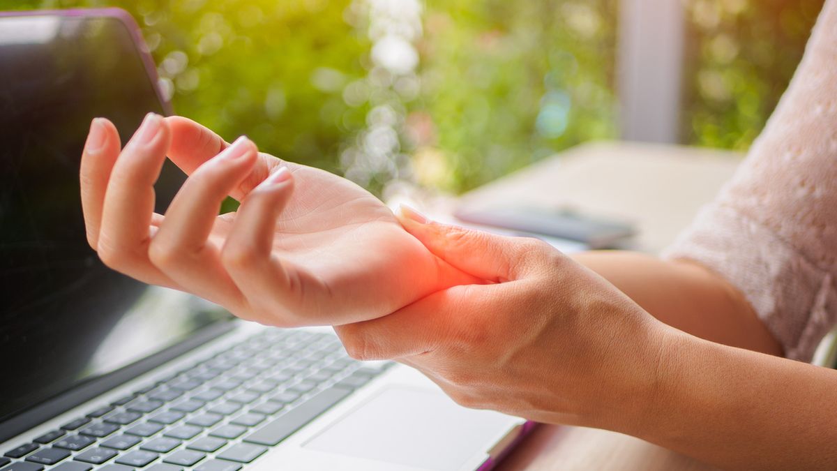 Orteza na nadgarstek, znana także jako stabilizator nadgarstka, to wyrób medyczny, który wspiera kończynę w obrębie stawu promieniowo-nadgarstkowego