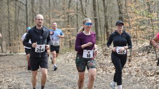 Kwietniowy Panewnicki Bieg Dzika w Katowicach. Biegacze i spacerowicze w wiosennym słońcu i leśnej scenerii