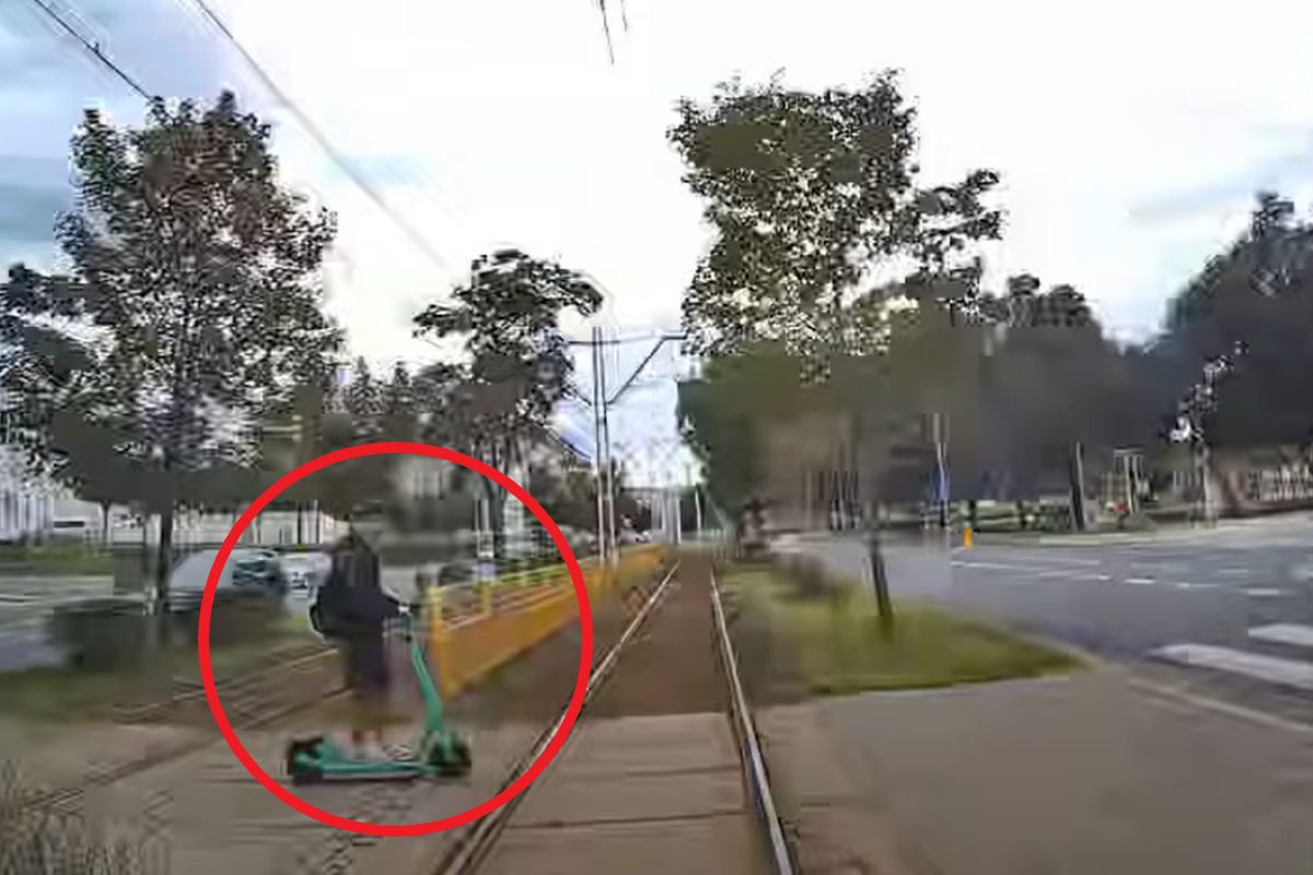 Nie usłyszał nadjeżdżającego tramwaju? Mrożące krew w żyłach nagranie ze Szczecina
