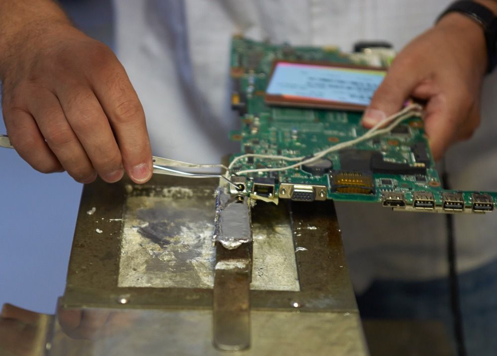 Podmienią matrycę i zepsują obudowę. Prawda? Sprawdziliśmy jak działa serwis Asusa 4