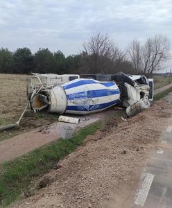 Mazowieckie. Zderzenie aut i betoniarka w rowie