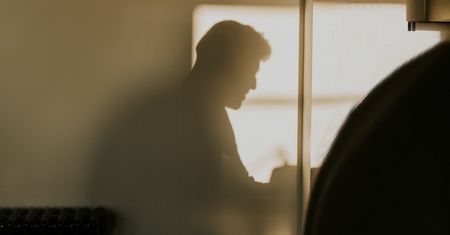 Choroba psychiczna u mężczyzn. "Uważałem, że na kozetce lądują kobiety, które chcą się wygadać i że to nic nie daje"
