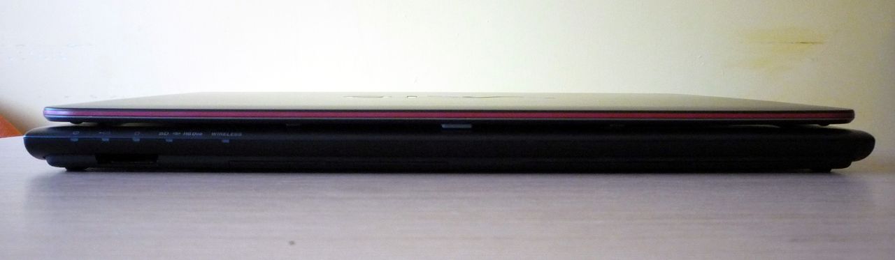 Sony VAIO E14 (SVE14A1S6EB) - front (czytnik kart pamięci)