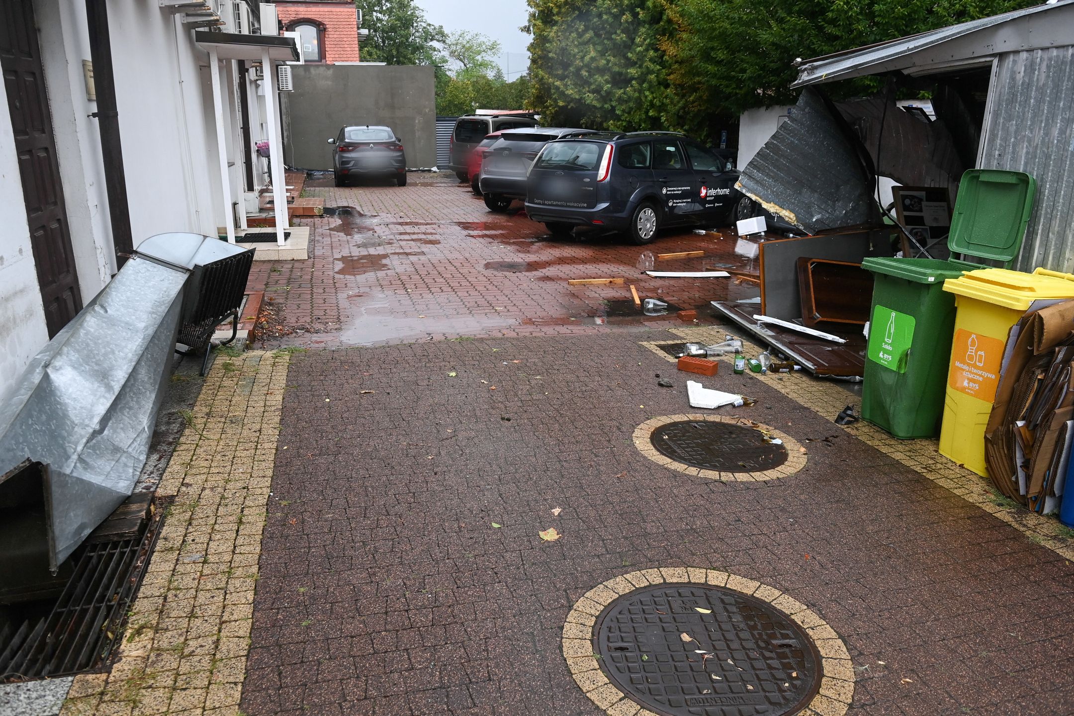 Warszawa, 19.08.2024. Samochód wjechał w budynek przychodni w warszawskim Wilanowie, 19 bm. Jak donoszą media, pojazdem kierował satyryk Jan Pietrzak, 87-latek był trzeźwy. (ad) PAP/Piotr Nowak