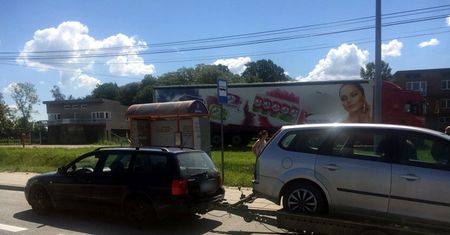 Passatem ciągnął lawetę z samochodem. W środku były dzieci