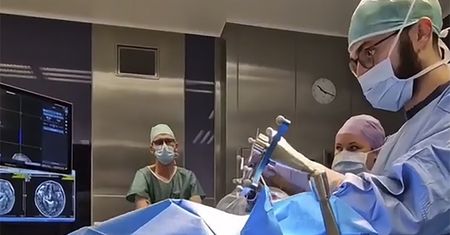 Przełomowa operacja w Polsce. Usunęli guza mózgu bez otwierania czaszki