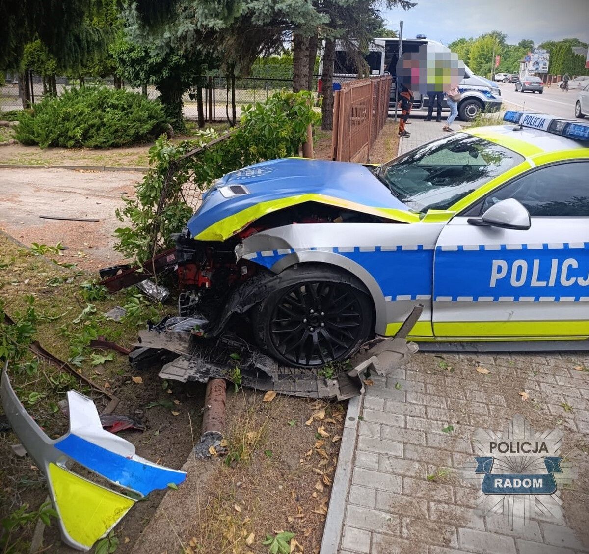 Kolizja radiowozu Ford Mustang z samochodem osobowym w Milejowicach. Policja ukarała kierującą mandatem