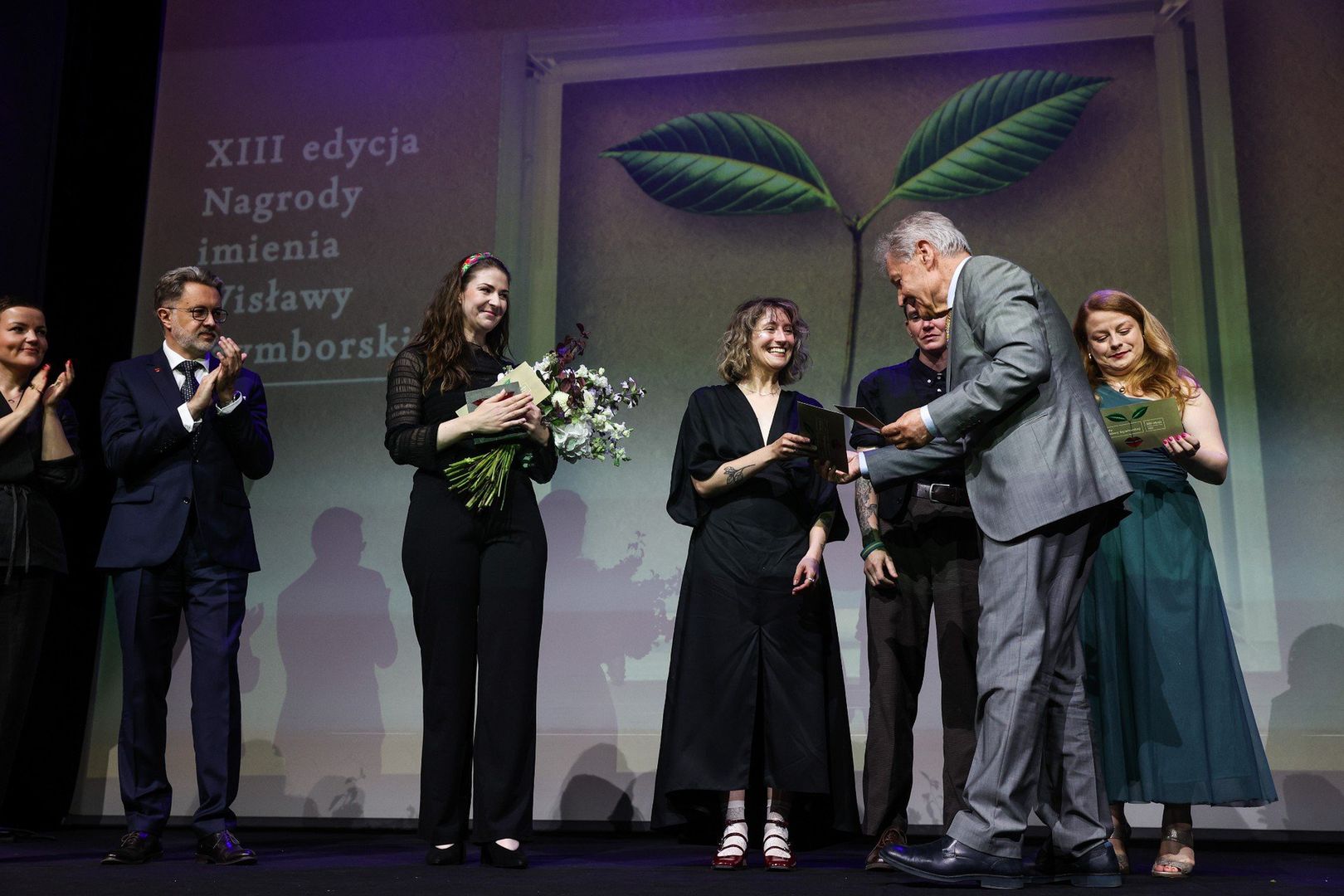 Tegoroczna Nagroda Wisławy Szymborskiej trafiła do rąk Antoniny Tosiek. Poetka odebrała statuetkę i czeka na 100 tys. zł. podczas gali w Teatrze Bagatela
