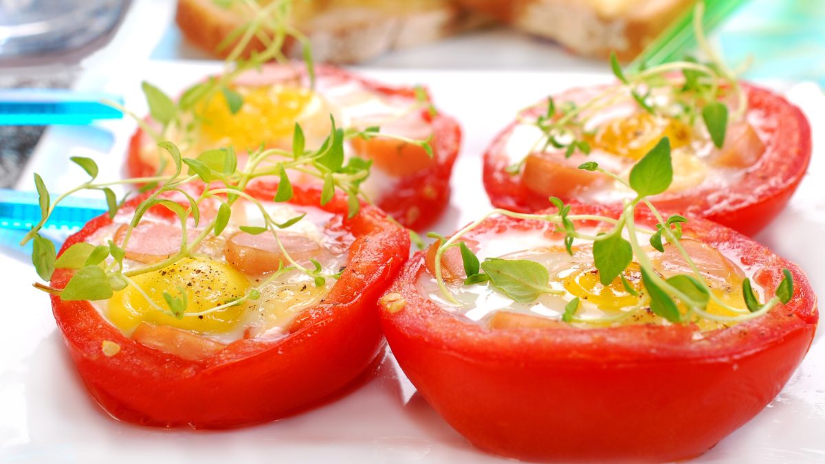 Pomidory faszerowane jajkiem to doskonały pomysł na śniadanie lub kolację