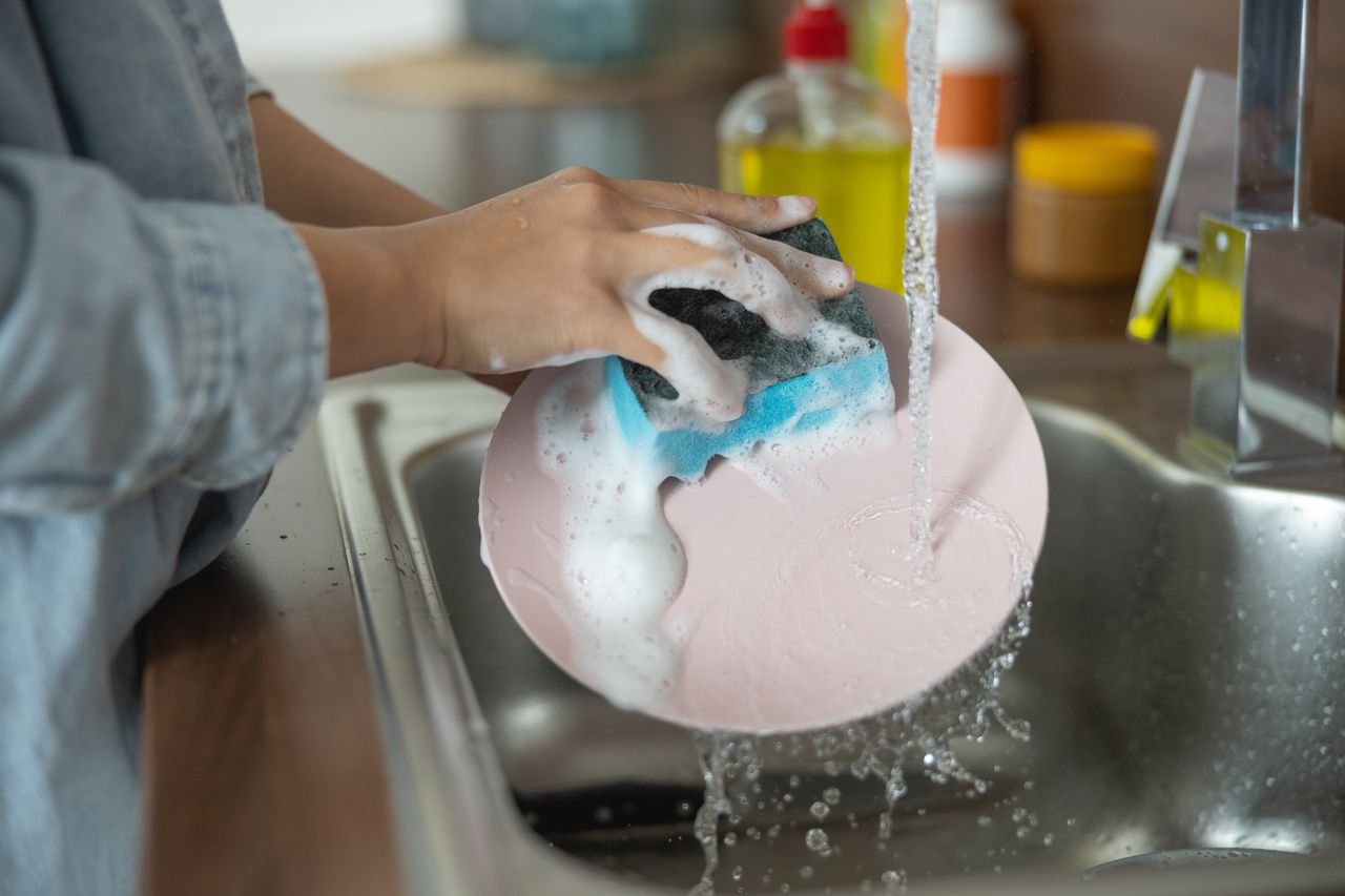 Jest siedliskiem bakterii. Jak w prosty sposób zdezynfekować gąbkę kuchenną?