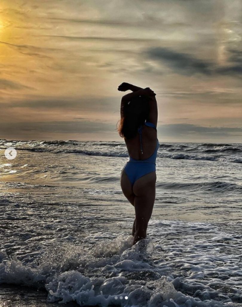 Katarzyna Cichopek pozuje w Bałtyku o zachodzie słońca