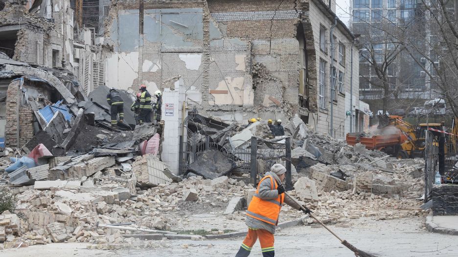 od początku wojny Rosjanie zrzucili bomby na wiele ukraińskich miast. Tu zniszczenia w Kijowie