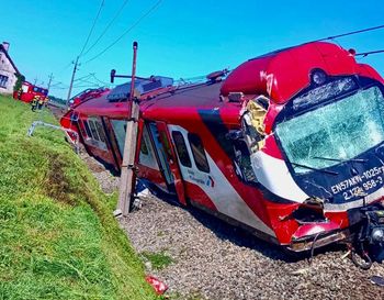 Katastrofa kolejowa koło Rogoźna. Pociąg zderzył się z ciężarówką. Co najmniej 1 osoba nie żyje