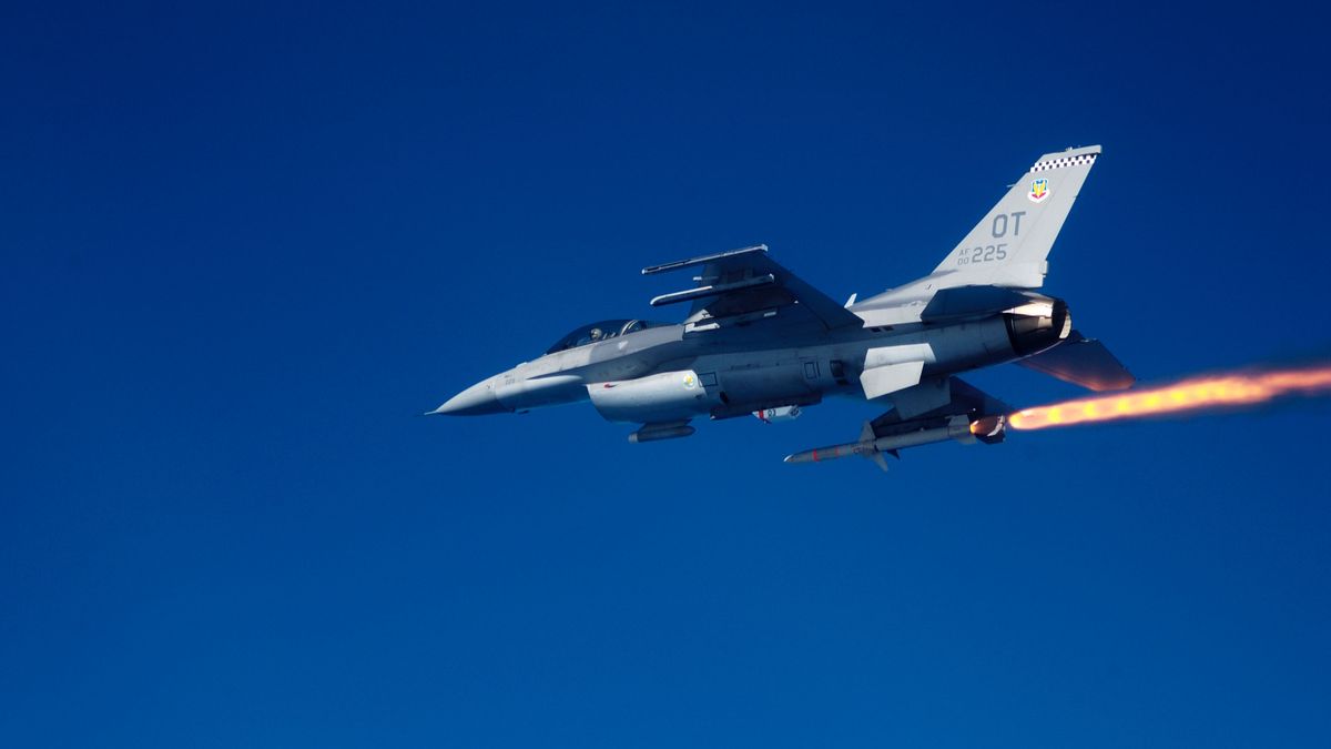 F-16 odpalający pocisk HARM - zdjęcie ilustracyjne