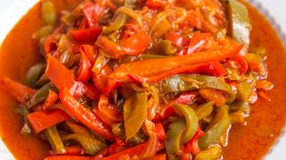 Baskijski gulasz z papryki i pomidorów. Przepis na aromatyczne danie lepsze niż leczo