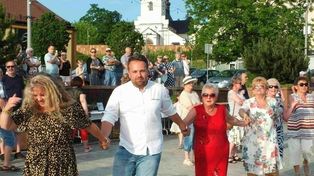 Letnie Potańcówki wracają na Rynek w Starachowicach. Zobacz, kiedy się odbędą