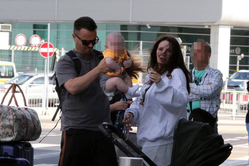 Marcin Hakiel i Dominika Serowska z dziećmi na lotnisku