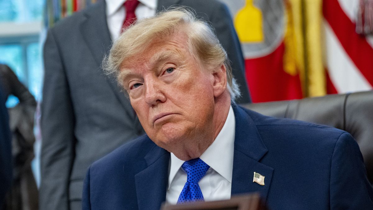 US President Donald Trump delivers an announcement in the Oval Office of the White House in Washington, DC, USA, 28 September 2026. Trump announced a nearly 15 billion USD investment by Mesabi Metallics to build the largest steel plant in U.S. history in Iowa. EPA/BONNIE CASH / POOL Dostawca: PAP/EPA.