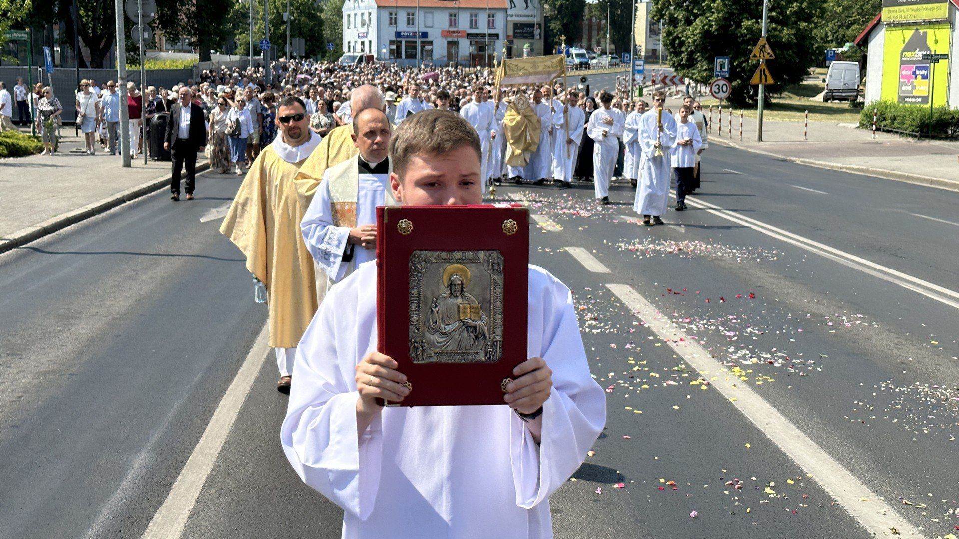 08.06.2023. ZIELONA GORA BOZE CIALO PROCESJA WIARA RELIGIA TRADYCJA 
 FOT. MARIUSZ KAPALA / GAZETA LUBUSKA / POLSKA PRESS
