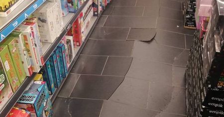 Głośne uderzenie i wszystko się zatrzęsło. Pękła podłoga w Galerii Olimp