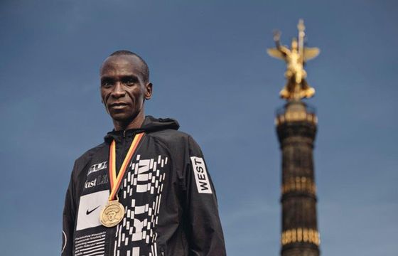 Eliud Kipchoge i nowy rekord świata w maratonie w nowym klipie Nike „Just Do It” (wideo)