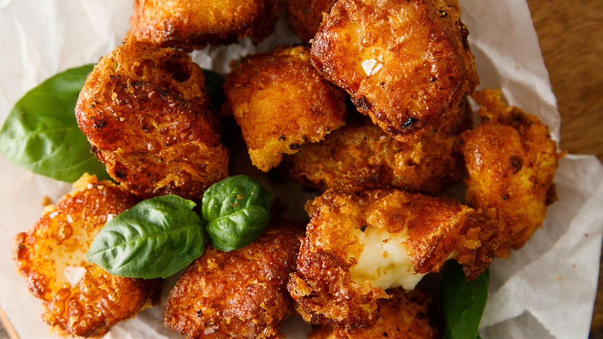 Halloumi w złotej panierce znika szybciej niż się smaży