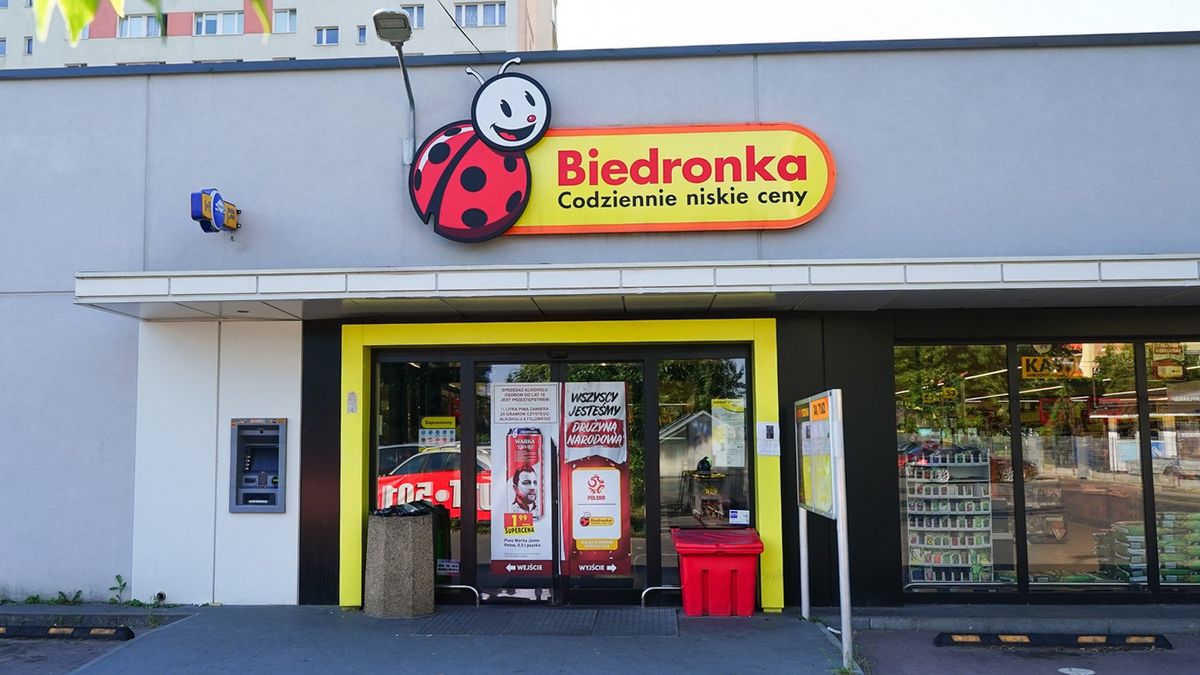 Logo Biedronki i sposób malowania sklepów współcześnie