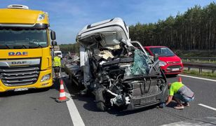 Bus uderzył w ciężarówkę na S3. Kierowca cudem przeżył