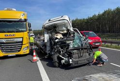 Bus uderzył w ciężarówkę na S3. Kierowca cudem przeżył