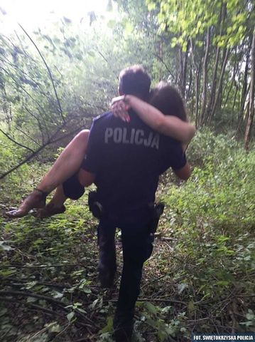 Ostrowieccy policjanci odnaleźli wystraszoną i wyczerpaną 22-latkę
