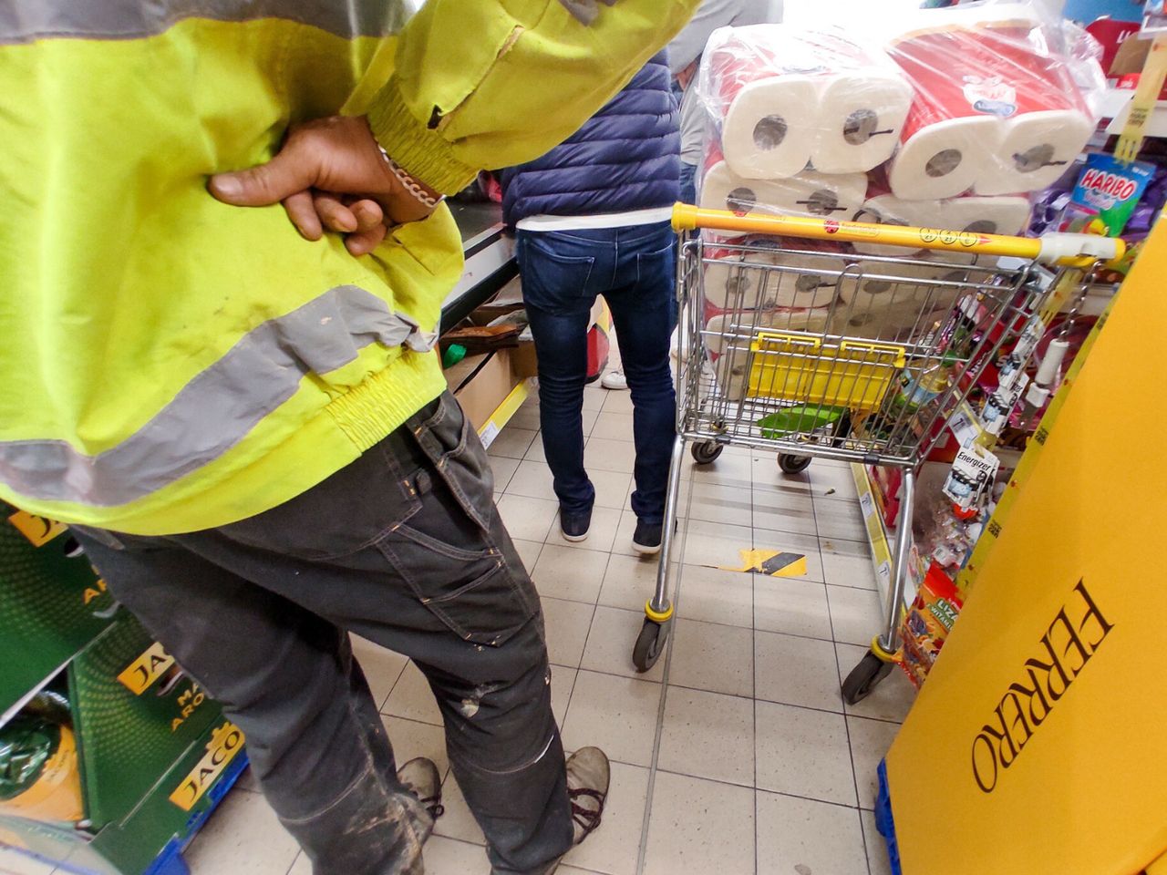 Tak wykłada towary na taśmę. Kasjerzy nie kryją złości