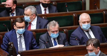 Czy ministrowie i wiceministrowie otrzymali nagrody w środku pandemii? Znamy odpowiedź