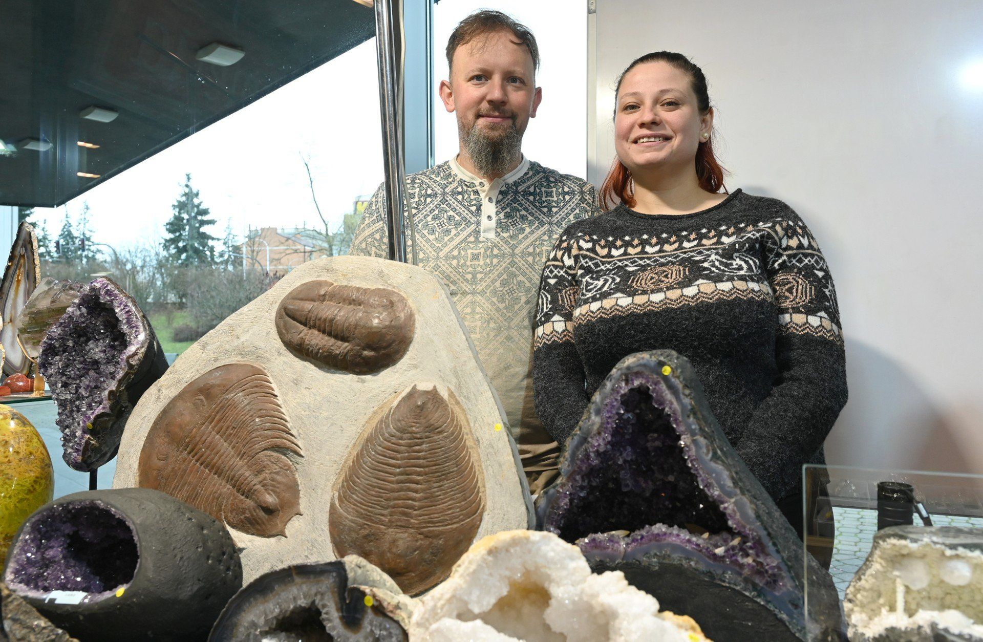 Na Giełdzie Minerałów w Kielcach można znaleźć prawdziwe rarytasy dla kolekcjonerów. Pani Justyna i pan Jan oferują na przykład  trylobit wyceniony na 2,5 tysiąca złotych - idealny dla kogoś, kto chce mieć w domu kawałek dawnego świata, dosłownie sprzed setek milionów lat.