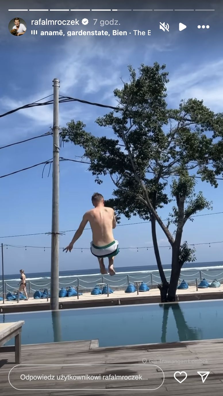 Rafał Mroczek szaleje na hotelowym basenie